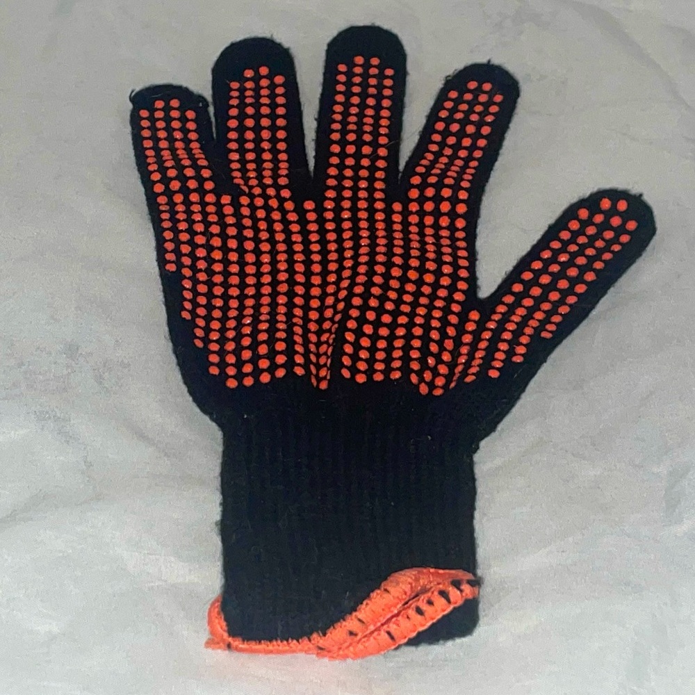 Hairdressing hot tool heat resistant fingered glove for curling straightening